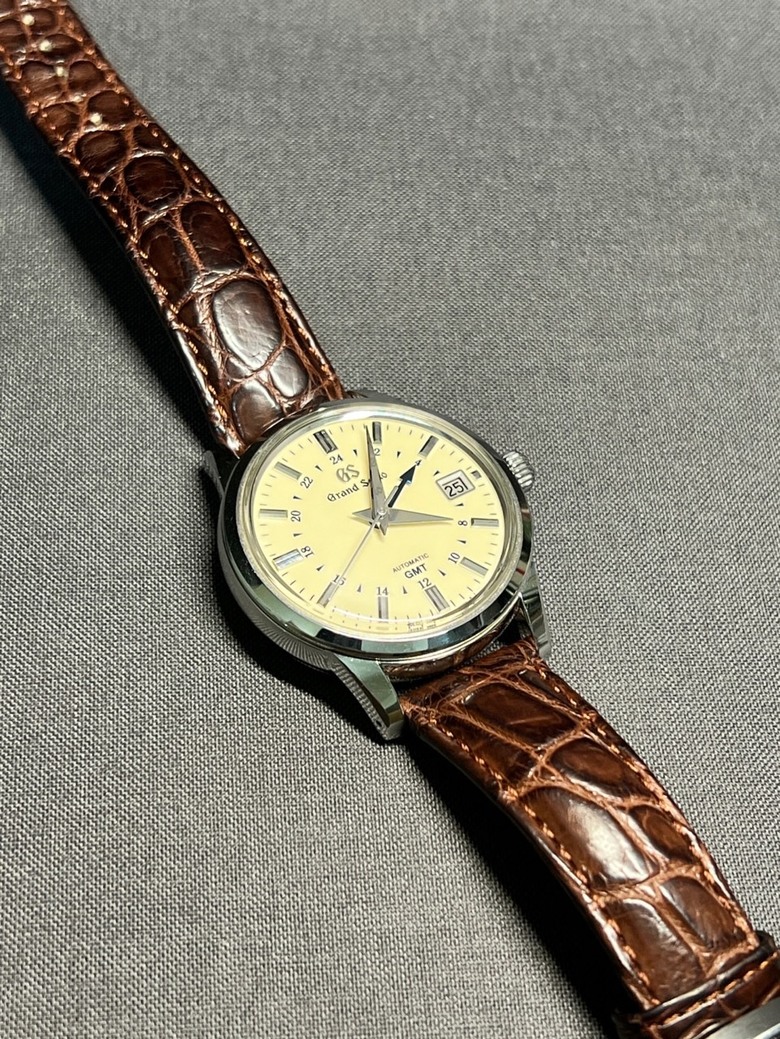 和「二刀流」戴同款,令人眼睛一亮的Grand Seiko奶油面GMT SBGM221