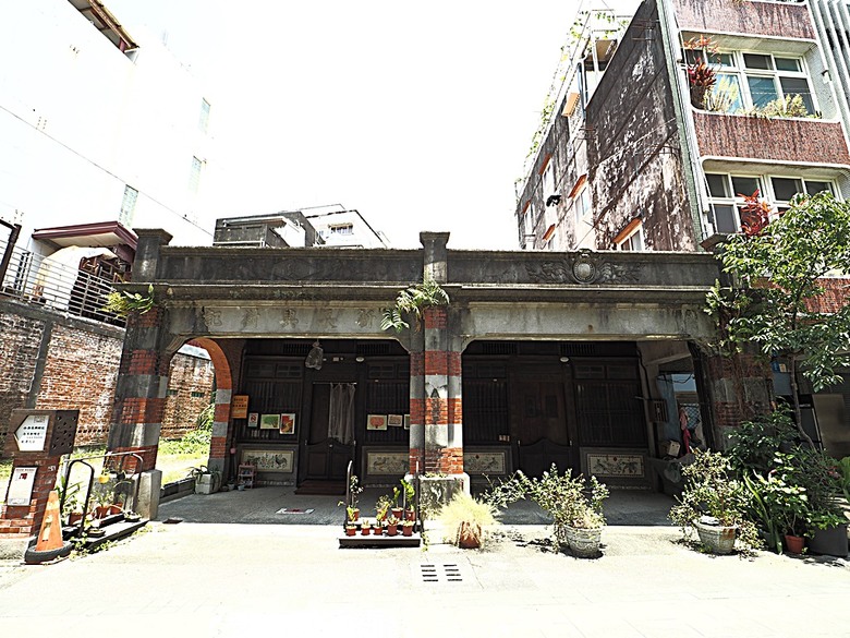 頭城老街(北門福德祠、盧纘祥公館、開蘭媽祖慶元宮、南門福德祠)、李榮春文學館、頭城文創園區，還有美味的車站前阿伯炸蛋蔥油餅 — 搭火車去宜蘭旅行之 頭城散步