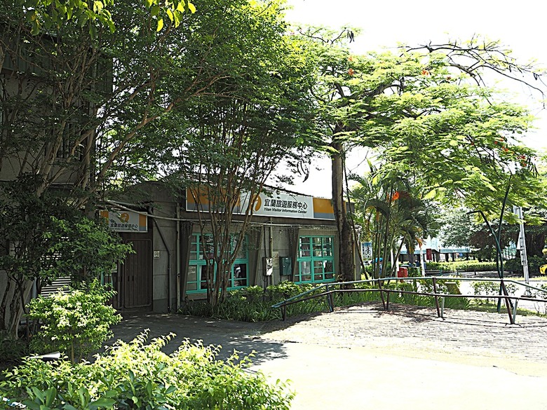 宜蘭文學館、宜蘭設治紀念館、宜蘭人故事館、蘭陽原創館、丟丟噹森林公園、幾米廣場 — 搭火車去宜蘭旅行之 宜蘭城南散步