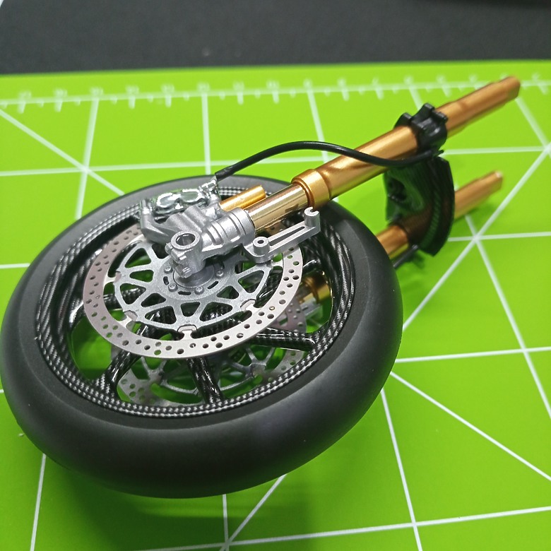【模型新手也能輕鬆組 Part2】從0到100帶你一起組裝，MENG 1/9 BMW HP4 RACE MT-004s 重機模型 悅色版