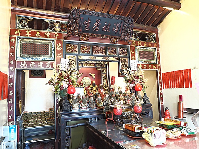 頭城老街(北門福德祠、盧纘祥公館、開蘭媽祖慶元宮、南門福德祠)、李榮春文學館、頭城文創園區，還有美味的車站前阿伯炸蛋蔥油餅 — 搭火車去宜蘭旅行之 頭城散步