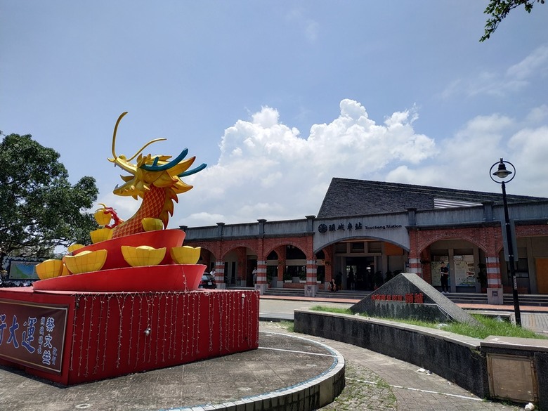 頭城老街(北門福德祠、盧纘祥公館、開蘭媽祖慶元宮、南門福德祠)、李榮春文學館、頭城文創園區,還有美味的車站前阿伯炸蛋蔥油餅 — 搭火車去宜蘭旅行之 頭城散步