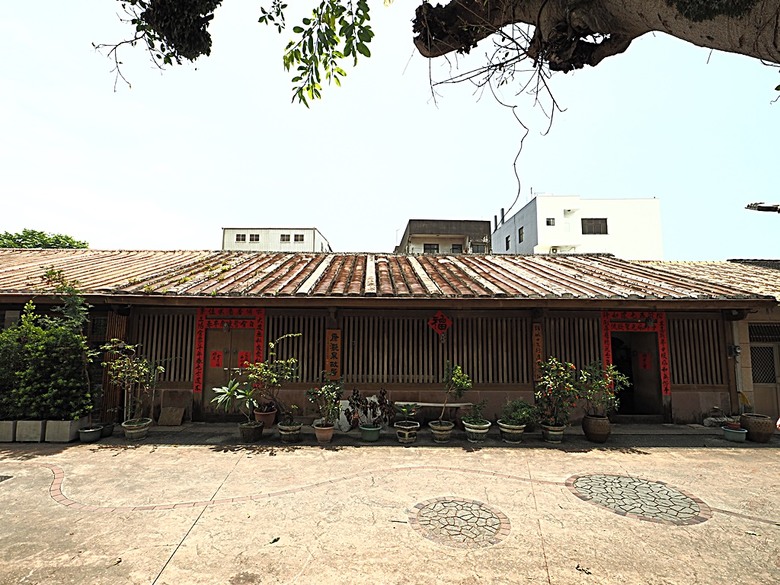頭城老街(北門福德祠、盧纘祥公館、開蘭媽祖慶元宮、南門福德祠)、李榮春文學館、頭城文創園區,還有美味的車站前阿伯炸蛋蔥油餅 — 搭火車去宜蘭旅行之 頭城散步