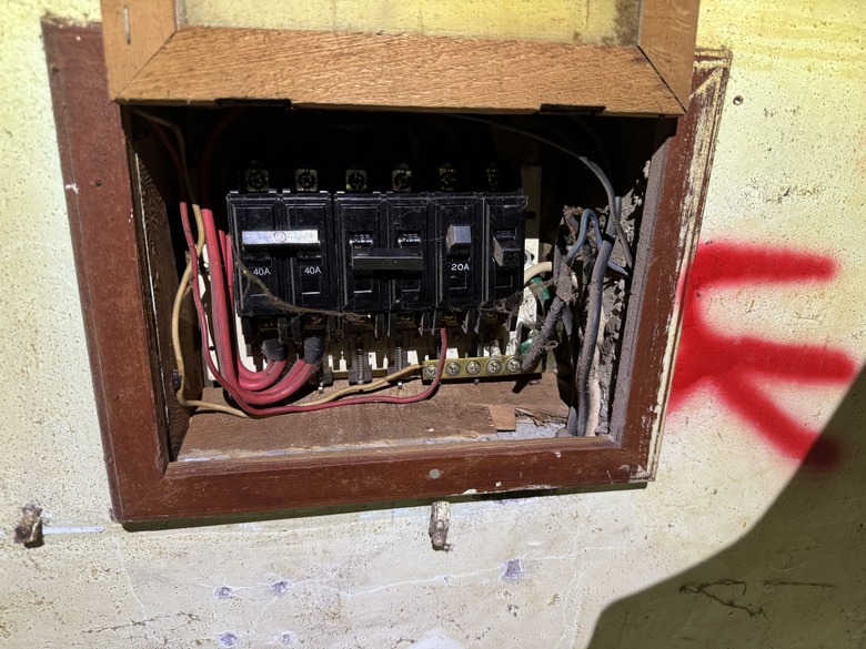 請幫我看看這個電箱