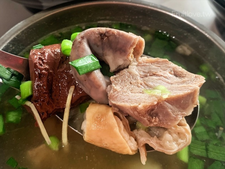 點我看大圖 水湳市場中式早午餐,許多饕客推薦,餐點便宜又好吃,份量很足