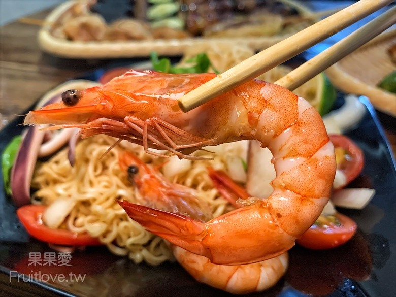 點我看大圖 每種食材有自己獨特的烤法,配上獨特的醬汁,好吃到停不下來,還有很道地的泰式涼拌媽媽麵
