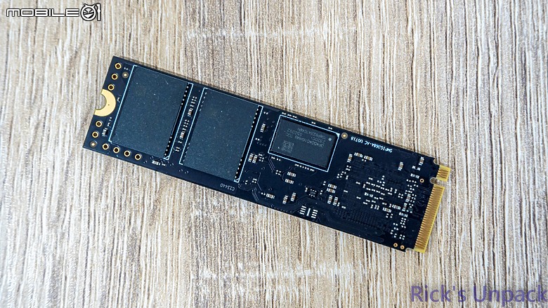 點我看大圖 【開箱】自帶石墨烯散熱片的頂速Gen4 SSD | T-FORCE G70 PRO PCIe Gen4 SSD