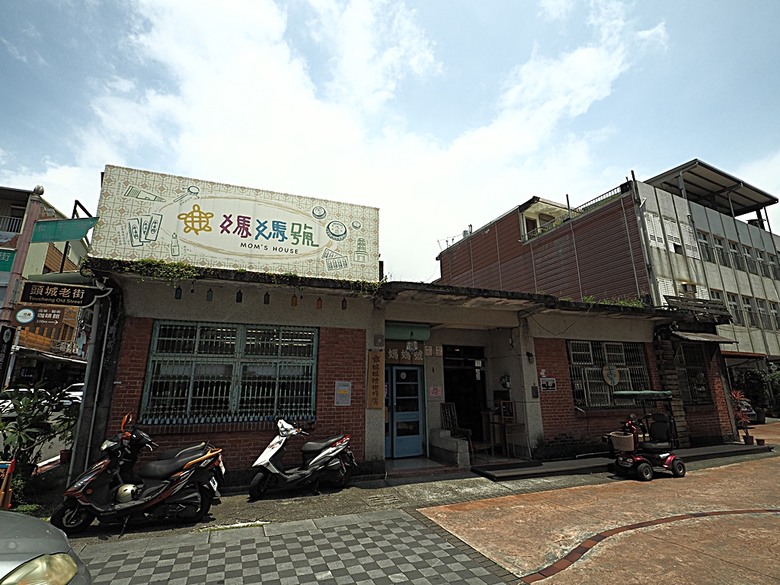 頭城老街(北門福德祠、盧纘祥公館、開蘭媽祖慶元宮、南門福德祠)、李榮春文學館、頭城文創園區,還有美味的車站前阿伯炸蛋蔥油餅 — 搭火車去宜蘭旅行之 頭城散步