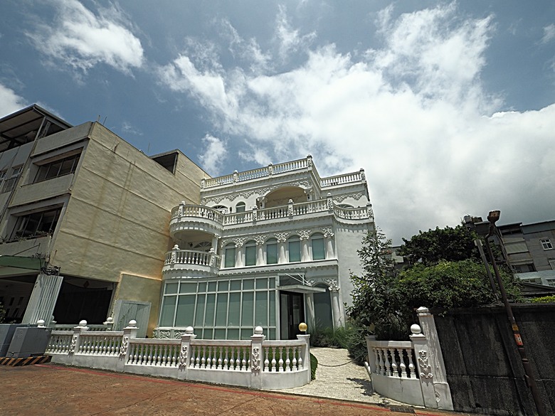 頭城老街(北門福德祠、盧纘祥公館、開蘭媽祖慶元宮、南門福德祠)、李榮春文學館、頭城文創園區,還有美味的車站前阿伯炸蛋蔥油餅 — 搭火車去宜蘭旅行之 頭城散步