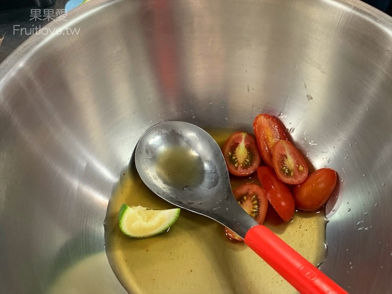 點我看大圖 每種食材有自己獨特的烤法,配上獨特的醬汁,好吃到停不下來,還有很道地的泰式涼拌媽媽麵