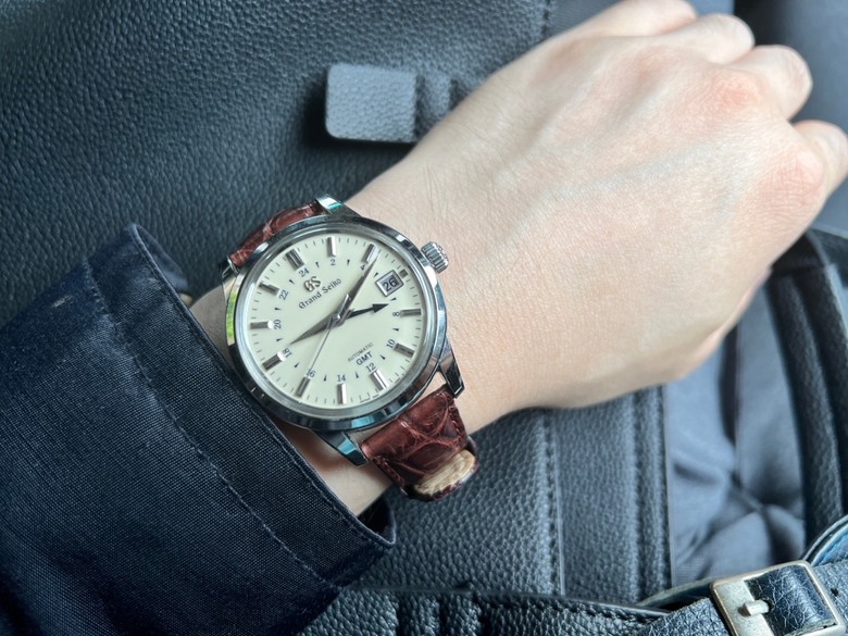 和「二刀流」戴同款,令人眼睛一亮的Grand Seiko奶油面GMT SBGM221