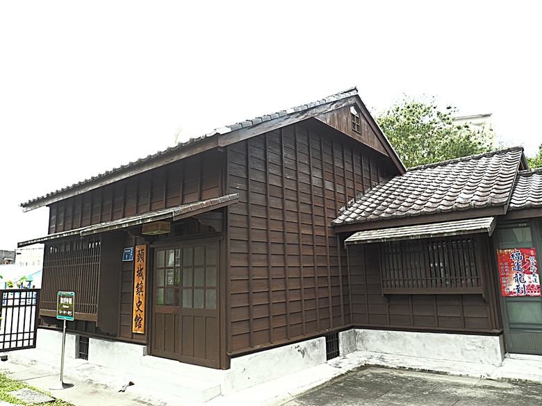 頭城老街(北門福德祠、盧纘祥公館、開蘭媽祖慶元宮、南門福德祠)、李榮春文學館、頭城文創園區,還有美味的車站前阿伯炸蛋蔥油餅 — 搭火車去宜蘭旅行之 頭城散步