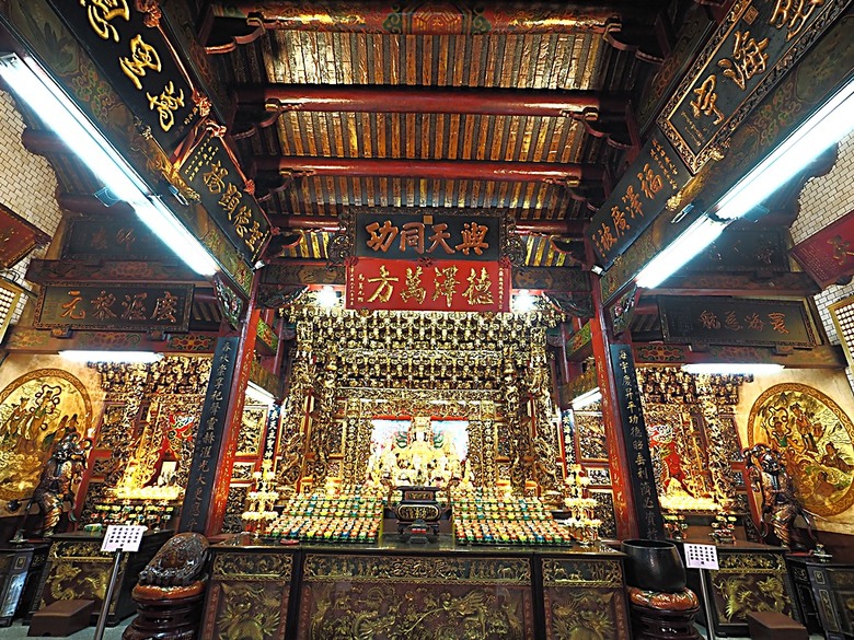 頭城老街(北門福德祠、盧纘祥公館、開蘭媽祖慶元宮、南門福德祠)、李榮春文學館、頭城文創園區，還有美味的車站前阿伯炸蛋蔥油餅 — 搭火車去宜蘭旅行之 頭城散步