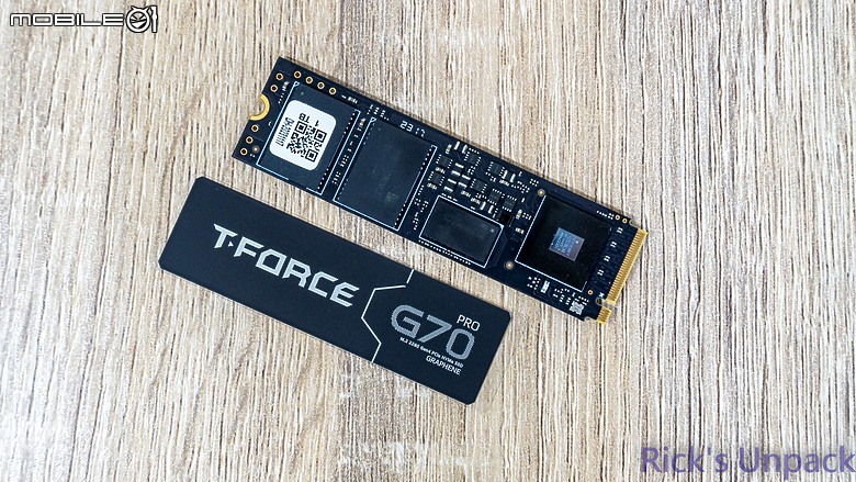點我看大圖 【開箱】自帶石墨烯散熱片的頂速Gen4 SSD | T-FORCE G70 PRO PCIe Gen4 SSD