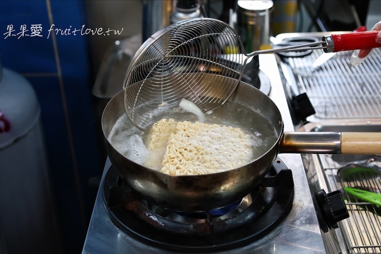 點我看大圖 每種食材有自己獨特的烤法,配上獨特的醬汁,好吃到停不下來,還有很道地的泰式涼拌媽媽麵