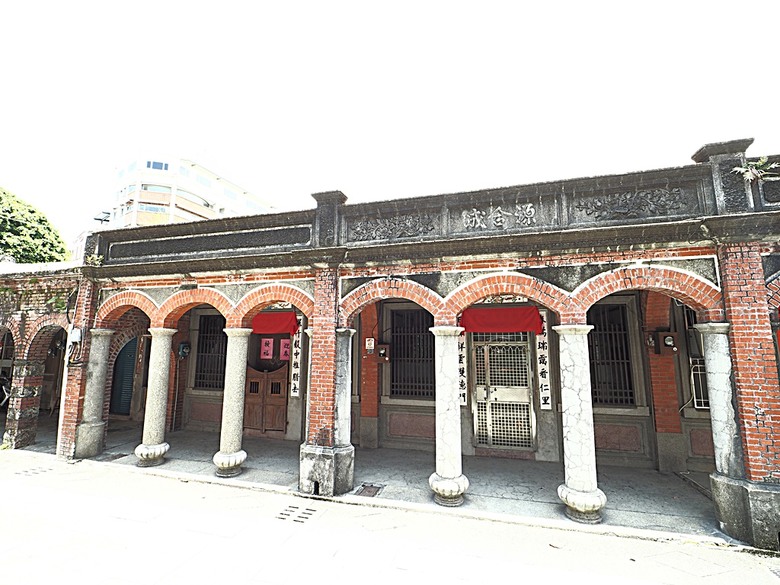 頭城老街(北門福德祠、盧纘祥公館、開蘭媽祖慶元宮、南門福德祠)、李榮春文學館、頭城文創園區，還有美味的車站前阿伯炸蛋蔥油餅 — 搭火車去宜蘭旅行之 頭城散步