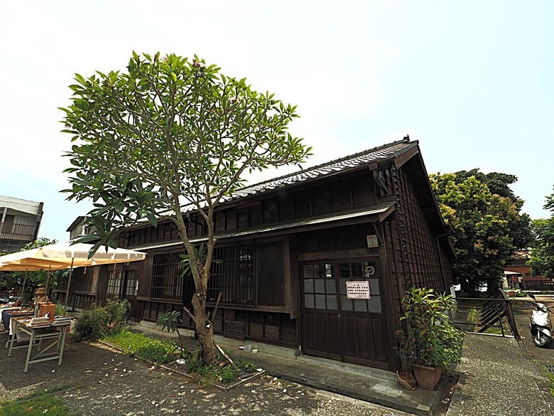 頭城老街(北門福德祠、盧纘祥公館、開蘭媽祖慶元宮、南門福德祠)、李榮春文學館、頭城文創園區,還有美味的車站前阿伯炸蛋蔥油餅 — 搭火車去宜蘭旅行之 頭城散步