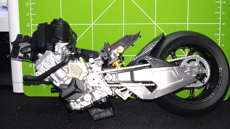 【模型新手也能輕鬆組 Part2】從0到100帶你一起組裝，MENG 1/9 BMW HP4 RACE MT-004s 重機模型 悅色版