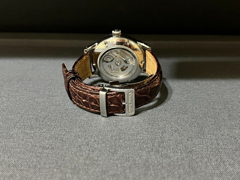 和「二刀流」戴同款,令人眼睛一亮的Grand Seiko奶油面GMT SBGM221