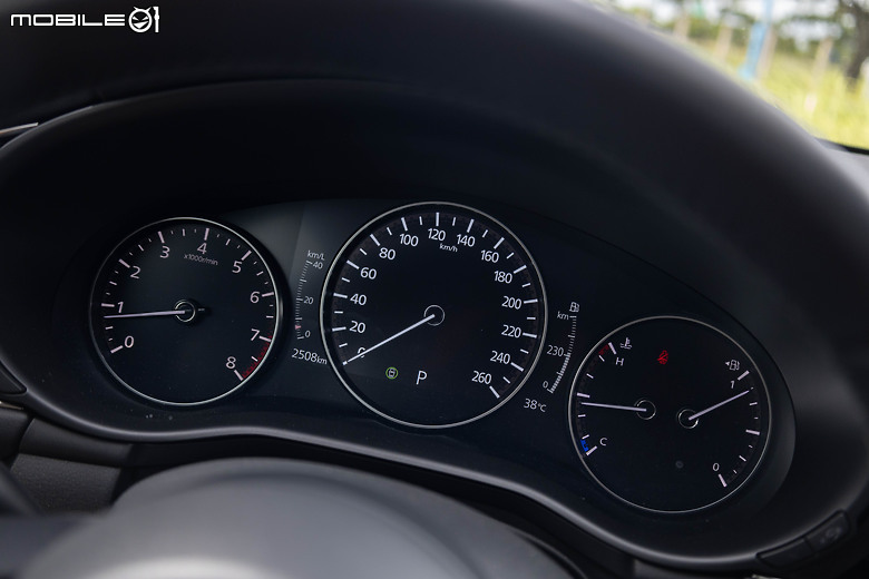 國產 vs.進口，2.0升中型四門房車對決｜Corolla Altis GR Sport x Mazda 3
