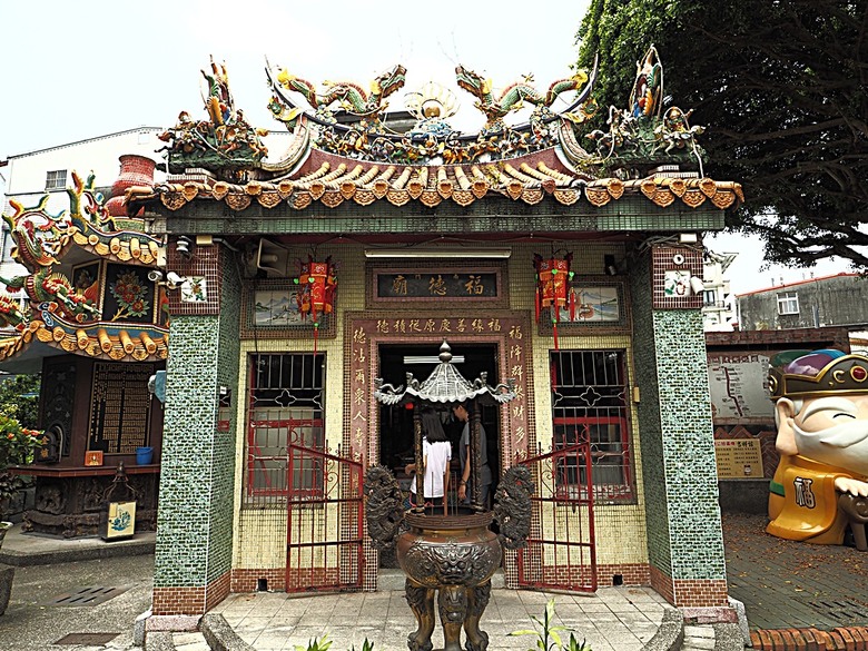 頭城老街(北門福德祠、盧纘祥公館、開蘭媽祖慶元宮、南門福德祠)、李榮春文學館、頭城文創園區,還有美味的車站前阿伯炸蛋蔥油餅 — 搭火車去宜蘭旅行之 頭城散步