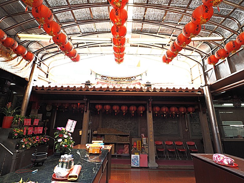 頭城老街(北門福德祠、盧纘祥公館、開蘭媽祖慶元宮、南門福德祠)、李榮春文學館、頭城文創園區，還有美味的車站前阿伯炸蛋蔥油餅 — 搭火車去宜蘭旅行之 頭城散步