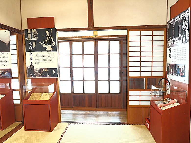 頭城老街(北門福德祠、盧纘祥公館、開蘭媽祖慶元宮、南門福德祠)、李榮春文學館、頭城文創園區,還有美味的車站前阿伯炸蛋蔥油餅 — 搭火車去宜蘭旅行之 頭城散步