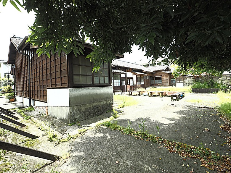 頭城老街(北門福德祠、盧纘祥公館、開蘭媽祖慶元宮、南門福德祠)、李榮春文學館、頭城文創園區,還有美味的車站前阿伯炸蛋蔥油餅 — 搭火車去宜蘭旅行之 頭城散步