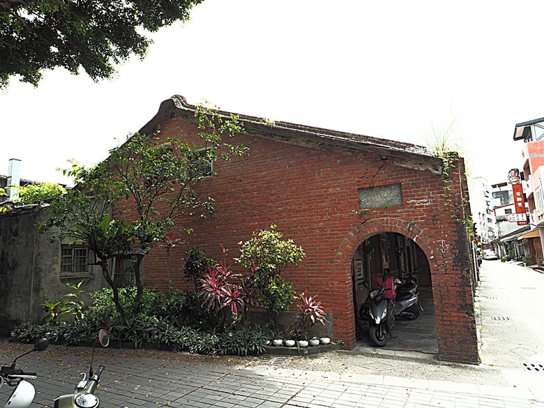頭城老街(北門福德祠、盧纘祥公館、開蘭媽祖慶元宮、南門福德祠)、李榮春文學館、頭城文創園區,還有美味的車站前阿伯炸蛋蔥油餅 — 搭火車去宜蘭旅行之 頭城散步