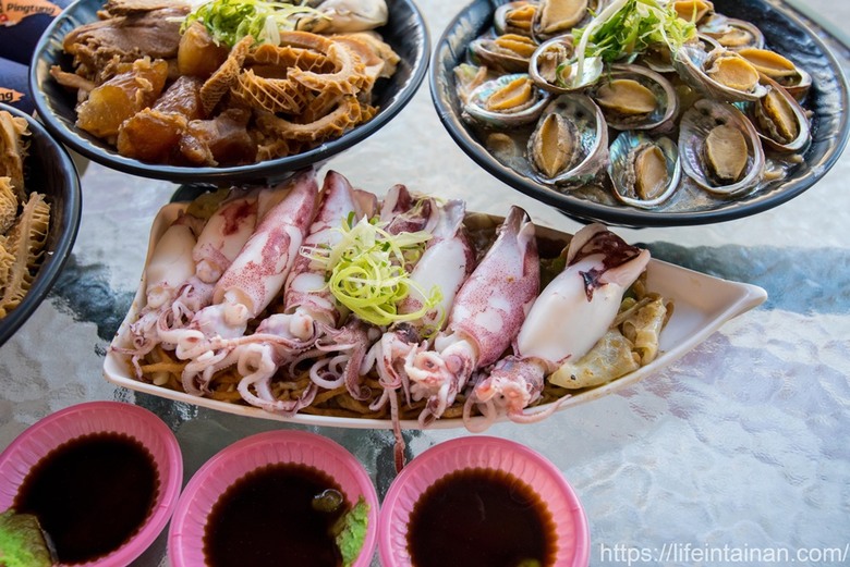 台南市北區來碗不一樣的肉燥飯，金三益新品，搭配精燉紅燒牛三寶和大顆韓國生蠔，蓋到看不到白飯，分量很足