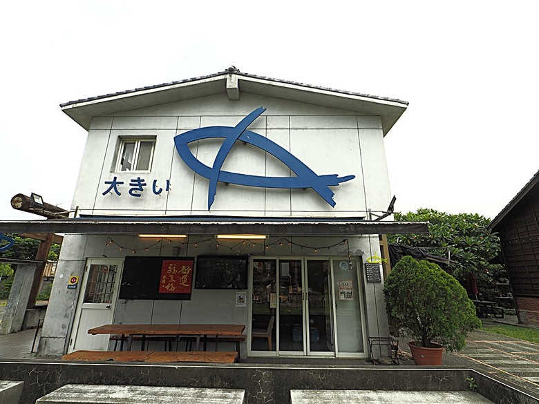 頭城老街(北門福德祠、盧纘祥公館、開蘭媽祖慶元宮、南門福德祠)、李榮春文學館、頭城文創園區,還有美味的車站前阿伯炸蛋蔥油餅 — 搭火車去宜蘭旅行之 頭城散步