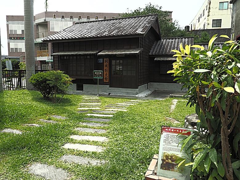 頭城老街(北門福德祠、盧纘祥公館、開蘭媽祖慶元宮、南門福德祠)、李榮春文學館、頭城文創園區，還有美味的車站前阿伯炸蛋蔥油餅 — 搭火車去宜蘭旅行之 頭城散步