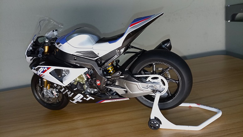 【模型新手也能輕鬆組 Part2】從0到100帶你一起組裝，MENG 1/9 BMW HP4 RACE MT-004s 重機模型 悅色版
