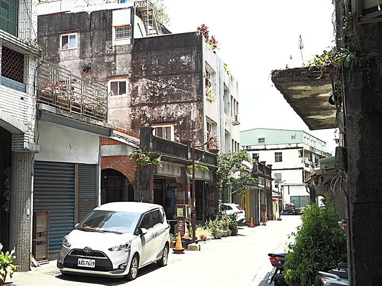 頭城老街(北門福德祠、盧纘祥公館、開蘭媽祖慶元宮、南門福德祠)、李榮春文學館、頭城文創園區,還有美味的車站前阿伯炸蛋蔥油餅 — 搭火車去宜蘭旅行之 頭城散步
