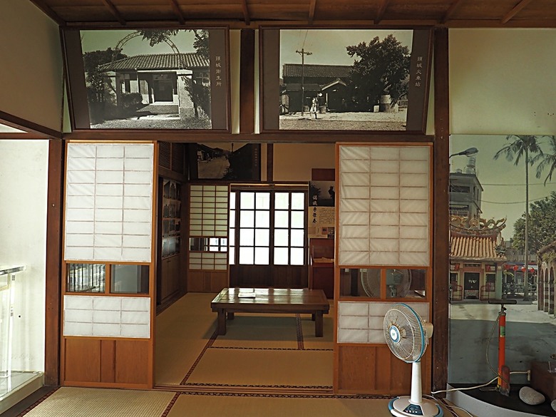 頭城老街(北門福德祠、盧纘祥公館、開蘭媽祖慶元宮、南門福德祠)、李榮春文學館、頭城文創園區,還有美味的車站前阿伯炸蛋蔥油餅 — 搭火車去宜蘭旅行之 頭城散步