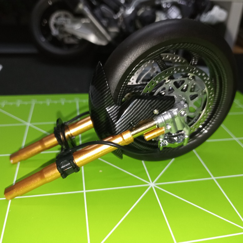 【模型新手也能輕鬆組 Part2】從0到100帶你一起組裝，MENG 1/9 BMW HP4 RACE MT-004s 重機模型 悅色版