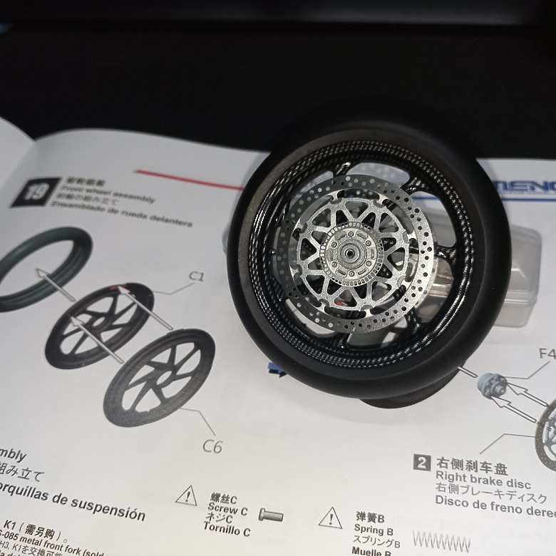 【模型新手也能輕鬆組 Part2】從0到100帶你一起組裝，MENG 1/9 BMW HP4 RACE MT-004s 重機模型 悅色版