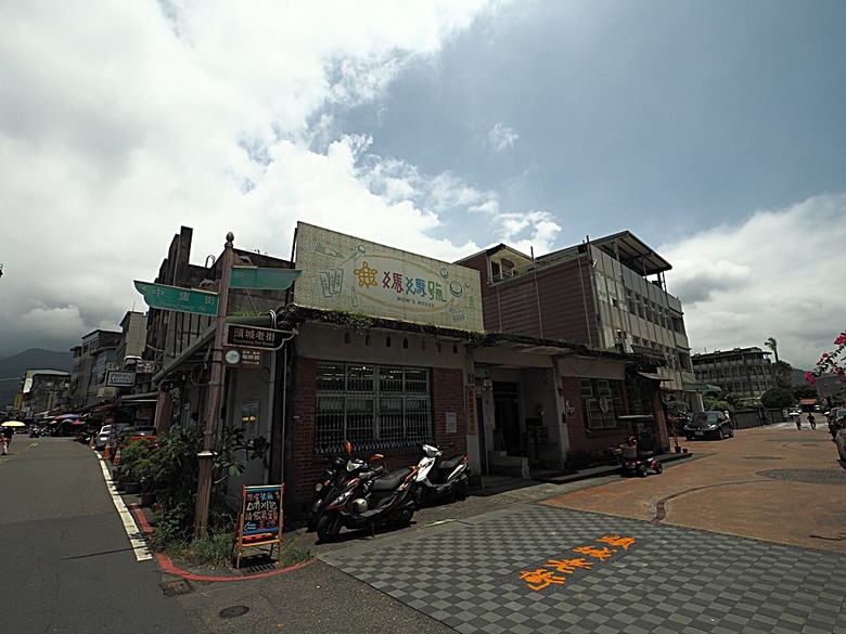 頭城老街(北門福德祠、盧纘祥公館、開蘭媽祖慶元宮、南門福德祠)、李榮春文學館、頭城文創園區,還有美味的車站前阿伯炸蛋蔥油餅 — 搭火車去宜蘭旅行之 頭城散步