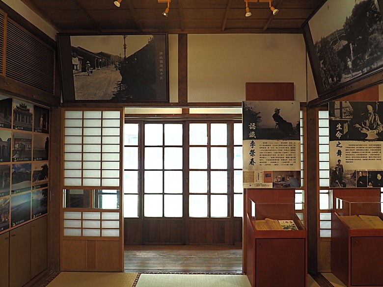 頭城老街(北門福德祠、盧纘祥公館、開蘭媽祖慶元宮、南門福德祠)、李榮春文學館、頭城文創園區,還有美味的車站前阿伯炸蛋蔥油餅 — 搭火車去宜蘭旅行之 頭城散步