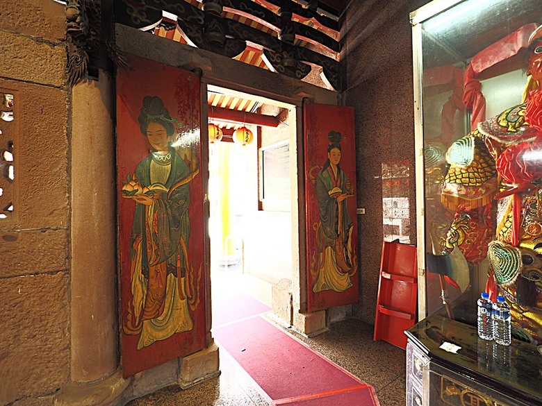 頭城老街(北門福德祠、盧纘祥公館、開蘭媽祖慶元宮、南門福德祠)、李榮春文學館、頭城文創園區，還有美味的車站前阿伯炸蛋蔥油餅 — 搭火車去宜蘭旅行之 頭城散步