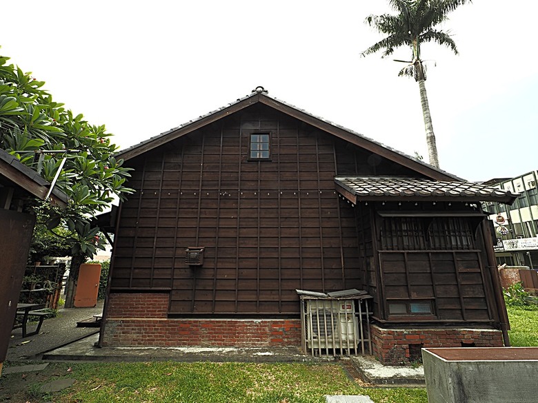 頭城老街(北門福德祠、盧纘祥公館、開蘭媽祖慶元宮、南門福德祠)、李榮春文學館、頭城文創園區,還有美味的車站前阿伯炸蛋蔥油餅 — 搭火車去宜蘭旅行之 頭城散步
