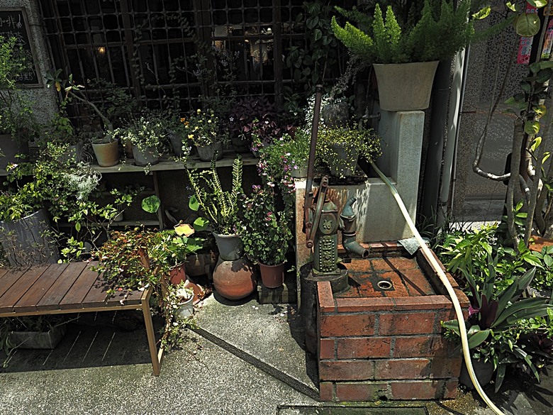 頭城老街(北門福德祠、盧纘祥公館、開蘭媽祖慶元宮、南門福德祠)、李榮春文學館、頭城文創園區,還有美味的車站前阿伯炸蛋蔥油餅 — 搭火車去宜蘭旅行之 頭城散步