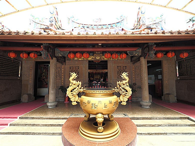 頭城老街(北門福德祠、盧纘祥公館、開蘭媽祖慶元宮、南門福德祠)、李榮春文學館、頭城文創園區,還有美味的車站前阿伯炸蛋蔥油餅 — 搭火車去宜蘭旅行之 頭城散步