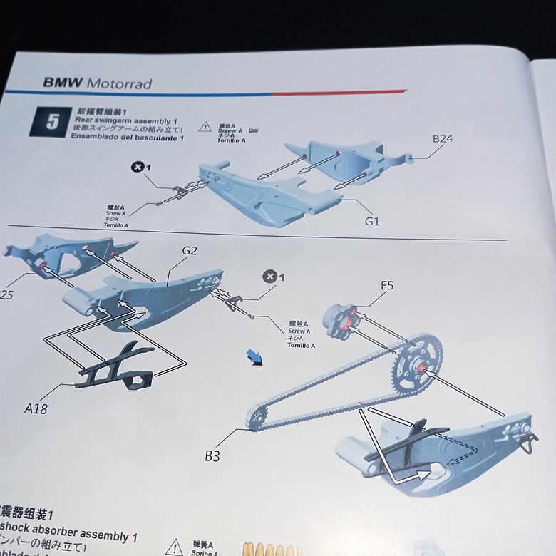 【模型新手也能輕鬆組 Part2】從0到100帶你一起組裝，MENG 1/9 BMW HP4 RACE MT-004s 重機模型 悅色版