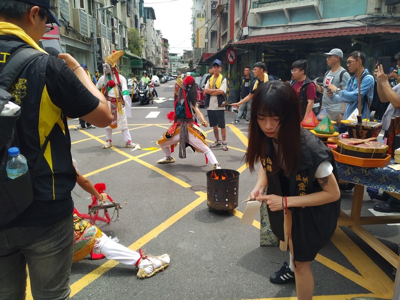 點我看大圖 這兩天你可能沒看過的陣頭 - 陸上遊江/鍾馗嫁妹/北港犁炮