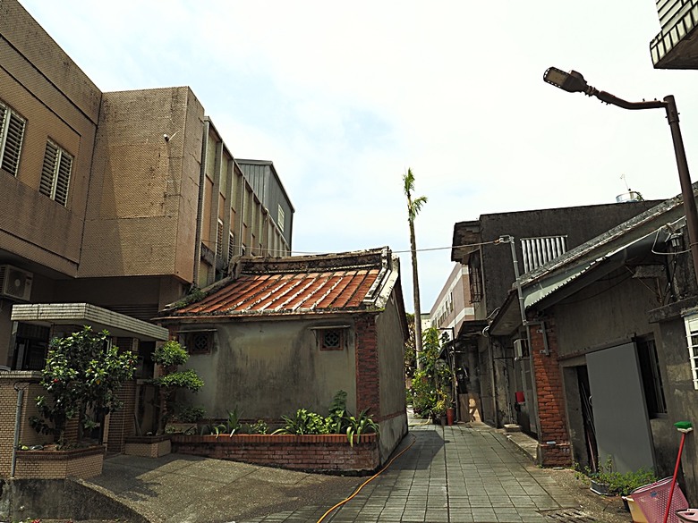 頭城老街(北門福德祠、盧纘祥公館、開蘭媽祖慶元宮、南門福德祠)、李榮春文學館、頭城文創園區,還有美味的車站前阿伯炸蛋蔥油餅 — 搭火車去宜蘭旅行之 頭城散步