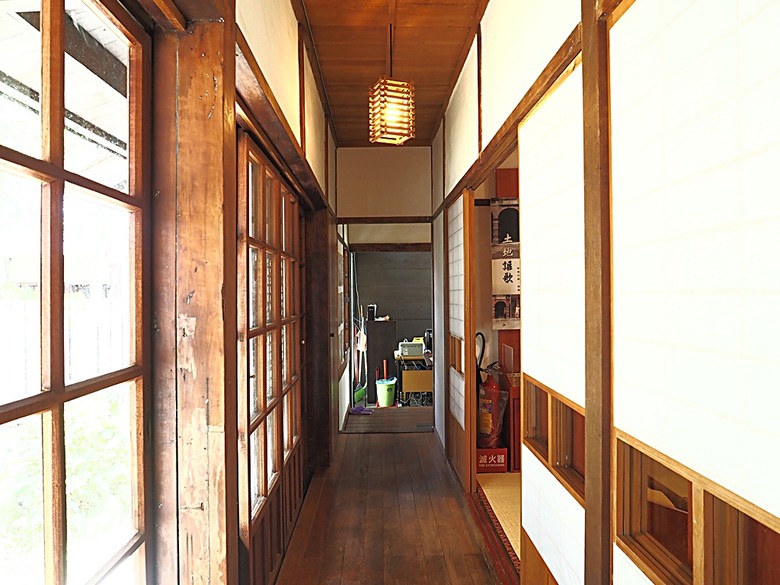 頭城老街(北門福德祠、盧纘祥公館、開蘭媽祖慶元宮、南門福德祠)、李榮春文學館、頭城文創園區,還有美味的車站前阿伯炸蛋蔥油餅 — 搭火車去宜蘭旅行之 頭城散步