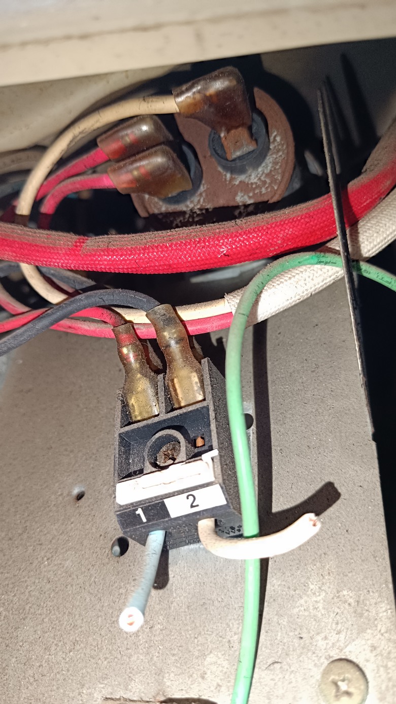 老舊定頻冷氣你家也有嗎?有的時候檢查一下會安全很多