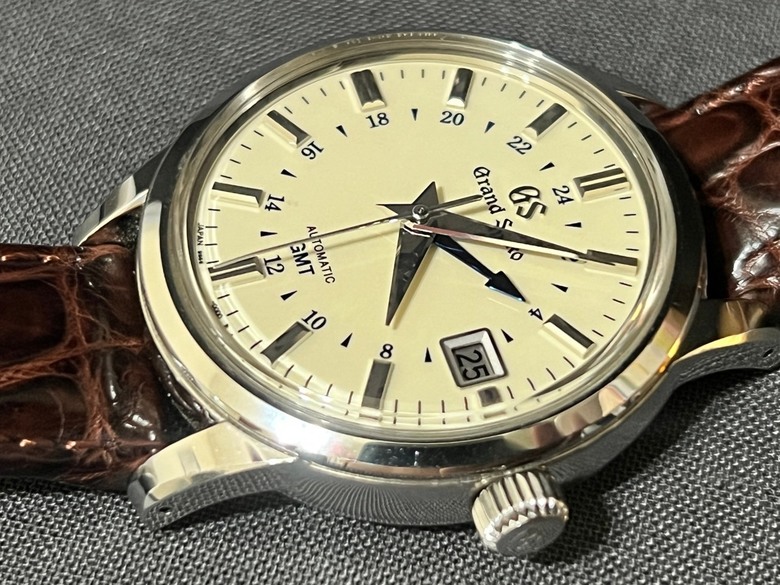 和「二刀流」戴同款,令人眼睛一亮的Grand Seiko奶油面GMT SBGM221