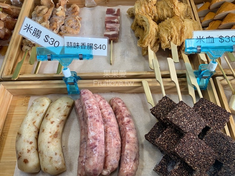 點我看大圖 每種食材有自己獨特的烤法,配上獨特的醬汁,好吃到停不下來,還有很道地的泰式涼拌媽媽麵